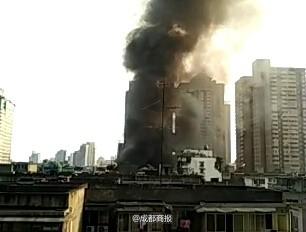 昨日下午，成都守经街6号的“小红楼”发生火灾，火灾现场浓烟滚滚，因为房子属于老式的木质建筑，年代久远，火势一起难以扑灭，据悉，此次火灾涉及住户14户29人。暂无人员伤亡。