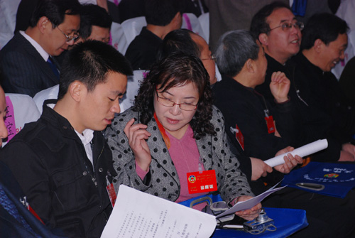 王宝强穿天才t恤 起底最年轻80后影帝奋斗史