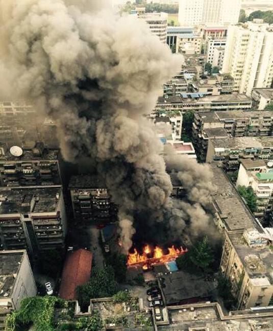 成都市区居民楼火灾 大火吞噬现场图片曝光