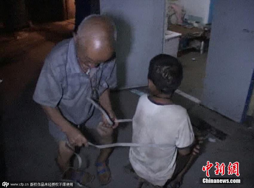 9岁宠物男孩街头流浪 爷爷用绳子栓防走丢