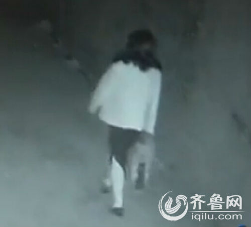 五旬老汉扮女人深夜偷车 穿胸罩戴假发逃跑飞快