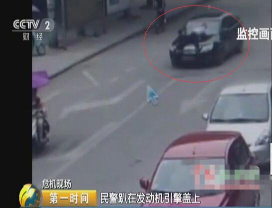 警察遭持刀威逼现场惊心动魄 司机有前科已被收监