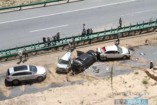 青海共茶高速12车相撞 1死12伤数百辆车滞留