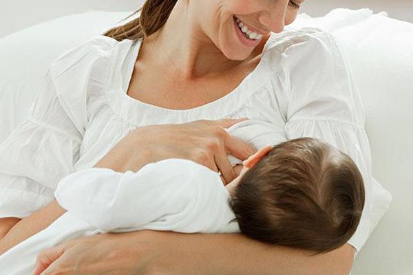 广州38位辣妈当众掀衣喂奶 盘点坚持母乳喂养的女明星们