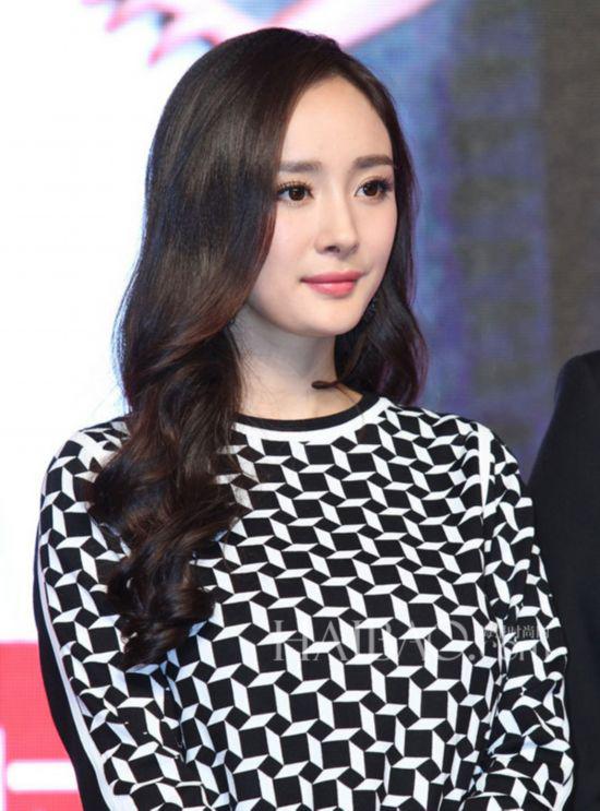 广州38位辣妈当众掀衣喂奶 盘点坚持母乳喂养的女明星们