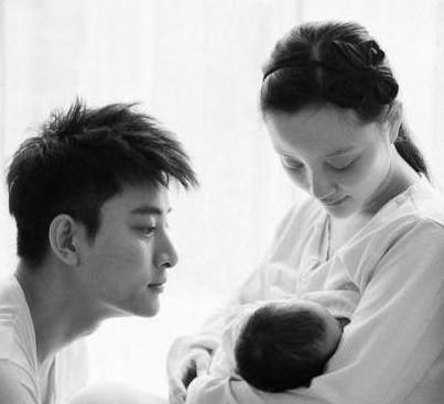 广州38位辣妈当众掀衣喂奶 盘点坚持母乳喂养的女明星们