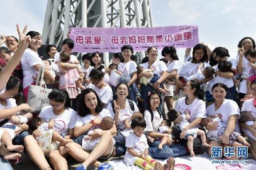 辣妈掀衣喂母乳快闪 母乳喂养有利于妈妈身体恢复