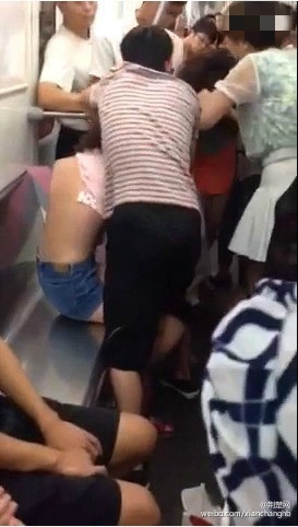 武汉地铁上演'撕衣大战' 一女子衣服几乎被撕掉