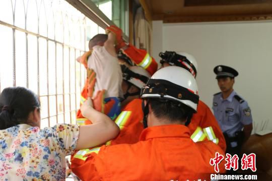 母亲外出孩留子在家 男童头卡防盗网悬挂于5楼