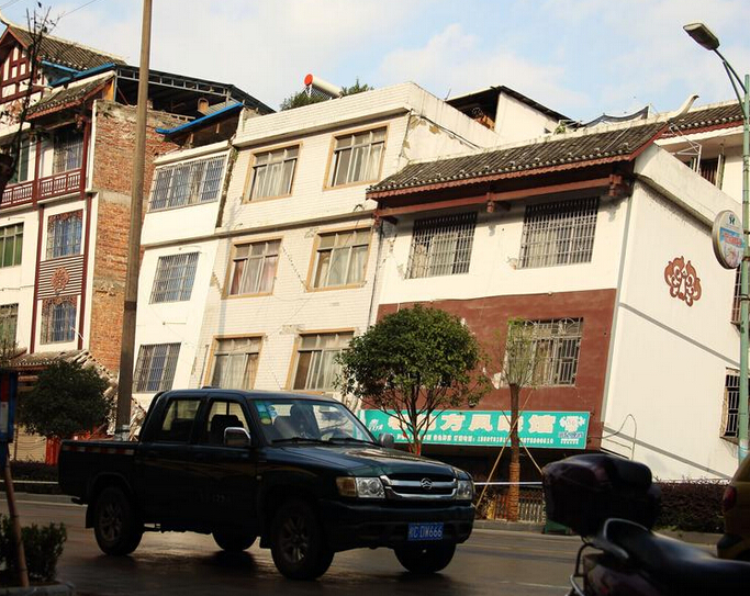 广西楼房成斜塔 与其紧邻的公路路面部分翻裂