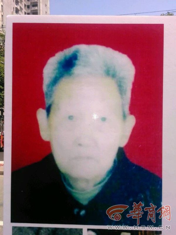 88岁老人走失 家人雇百人举牌在韩森寨寻人
