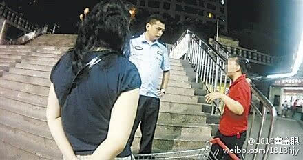 大妈偷拍女营业员 “潜伏”只为给儿子选媳妇