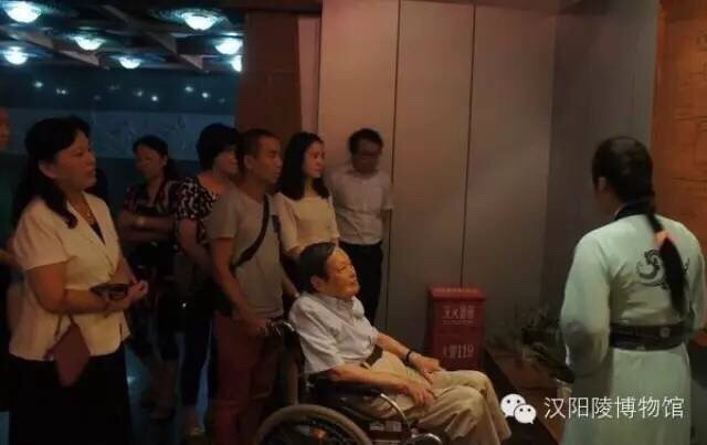 杨振宁和夫人来陕 为汉阳陵博物馆题字留言