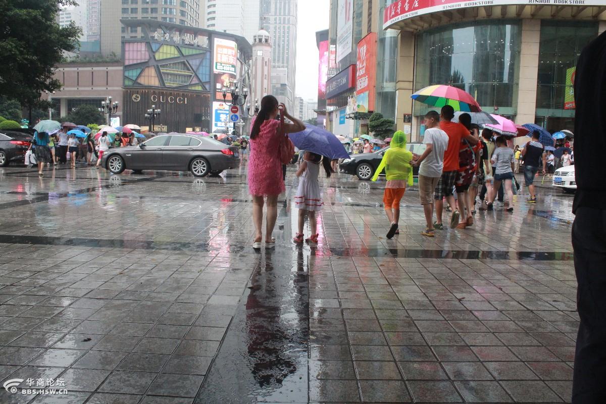 街,雨中行人
