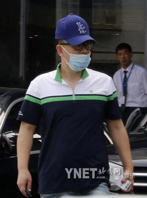 黄海波升级当爹现身医院 口罩遮面包裹严实