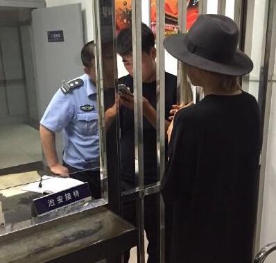 贾青不雅照曝光深夜派出所报案 称抵抗网络暴力