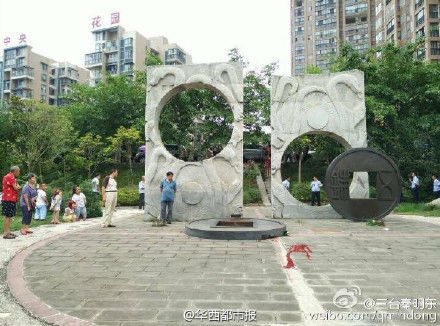 广场铜钱雕塑突然倒地 砸死在旁玩耍10岁男孩