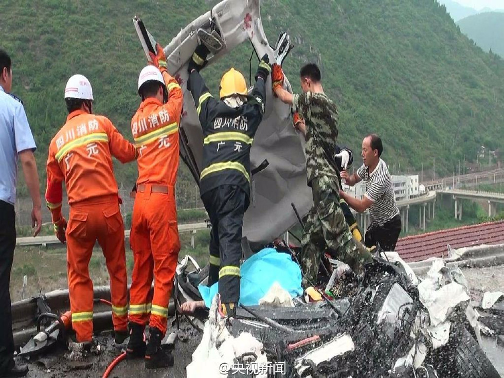 四川一货运罐车逆行压扁小轿车 致3死1伤