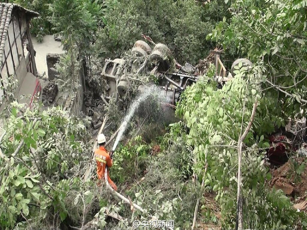 四川一货运罐车逆行压扁小轿车 致3死1伤