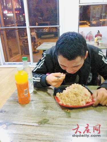 17岁打工男孩钱包被偷 四天没吃饭街头饿晕