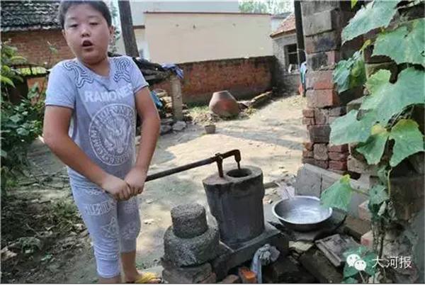 男孩4年前在街头乞讨救父 父亲卷走所有捐款失踪