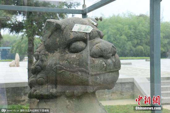 西安“神兽”玻璃保护罩成功德箱