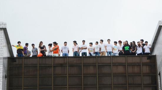 浙江嘉善28人为讨薪欲集体跳楼 疑为“跳楼秀”