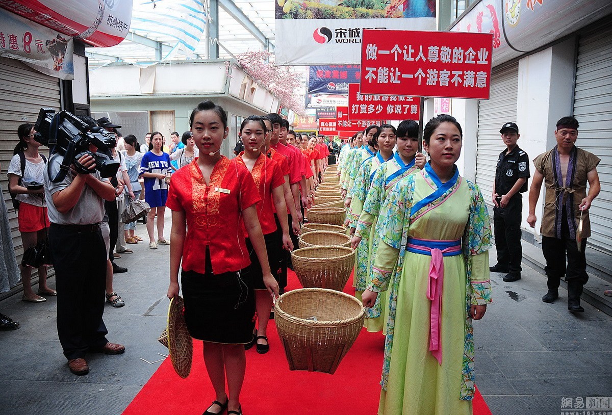 杭州景区开启"打赏旅游"模式 用铲车铲钱