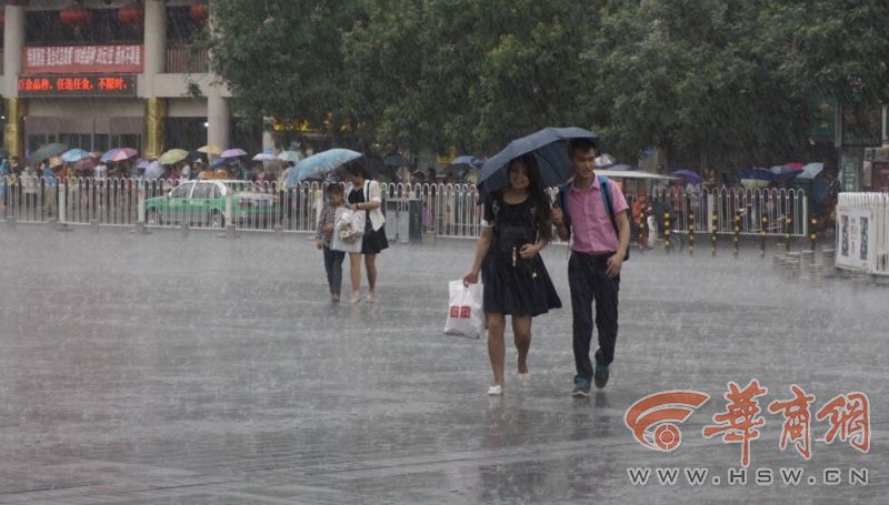 西安火车站突降阵雨 猝不及防候车人被淋湿