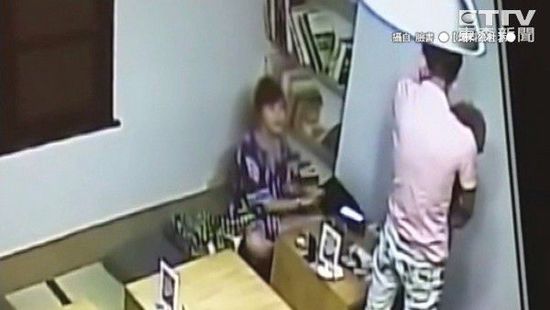 情侣“合作”偷冰店装饰抱枕，监视器全录。（台媒图）