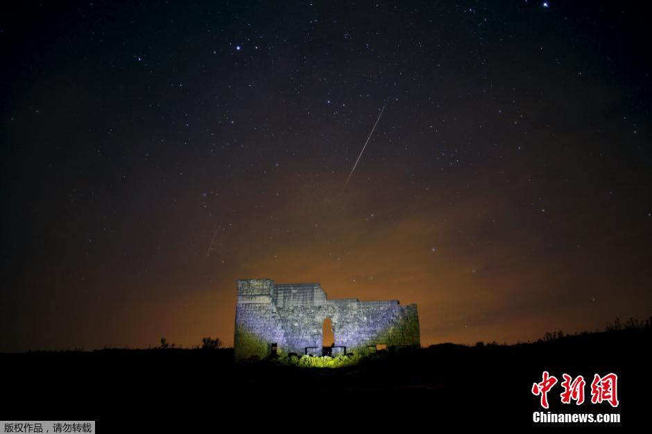 英仙座流星雨如期上演 夜空繁星美到窒息