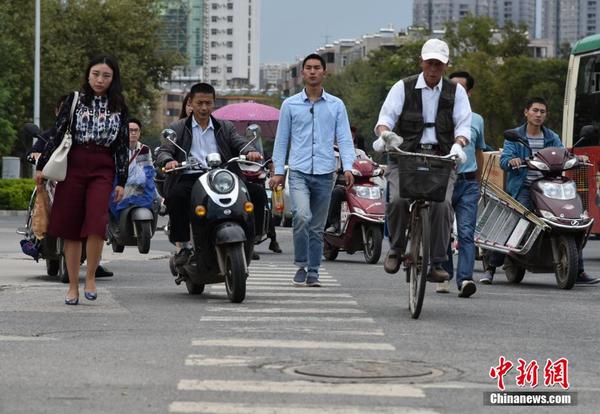 8月12日，昆明人民西路与环城西路交叉口，出现“最牛”斑马线，此斑马线宽度不足一米，堪堪容下两人并排行走。中新社发李明km 摄图片来源：CNSPHOTO