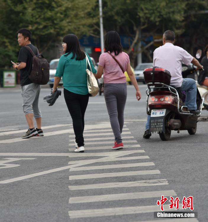 8月12日，昆明人民西路与环城西路交叉口，出现“最牛”斑马线，此斑马线宽度不足一米，堪堪容下两人并排行走。