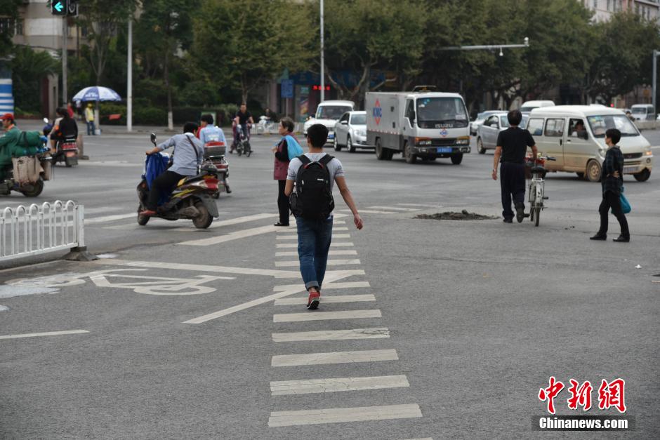 8月12日，昆明人民西路与环城西路交叉口，出现“最牛”斑马线，此斑马线宽度不足一米，堪堪容下两人并排行走。