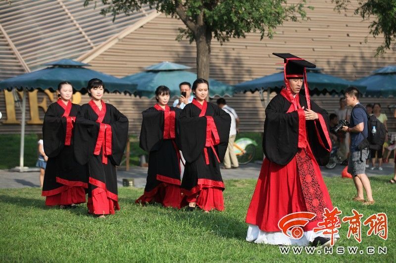 出国留学生大明宫公园行传统汉服成人礼