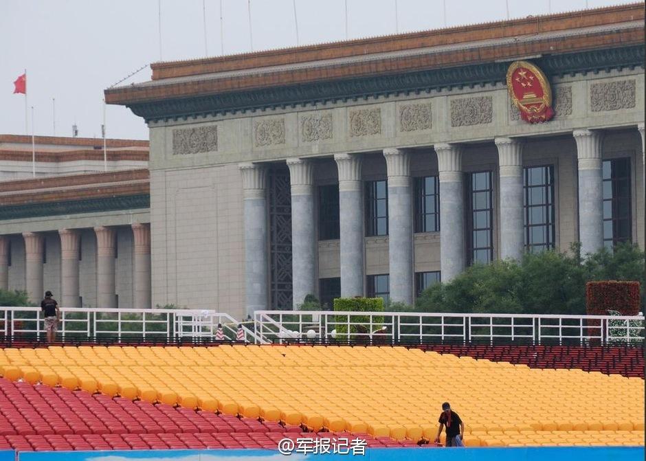 8月18日，北京，天安门广场国旗杆两侧的临时观礼台首次露出了真容，东西观礼台上的座椅被分成了不同的颜色。