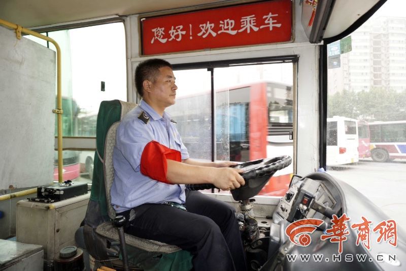 双腿残疾小伙刷卡乘公交 司机自费返还车钱获赞