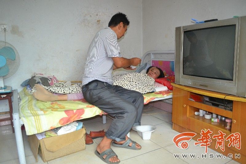 没鲜花巧克力 汉中男子用行动诠释“最长情告白”