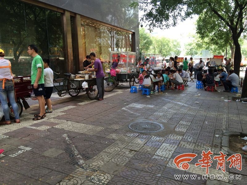 东一路人行道被小商贩占领 水果摊摆在路上