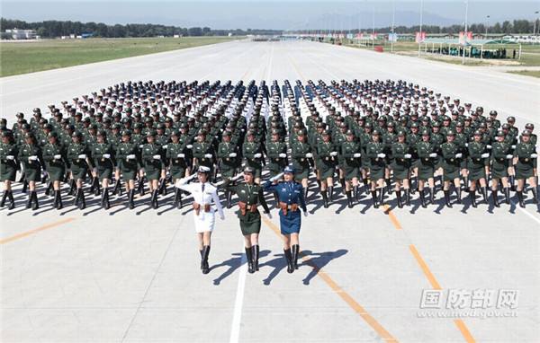 共和国女兵：阅兵场上最靓丽的风景线