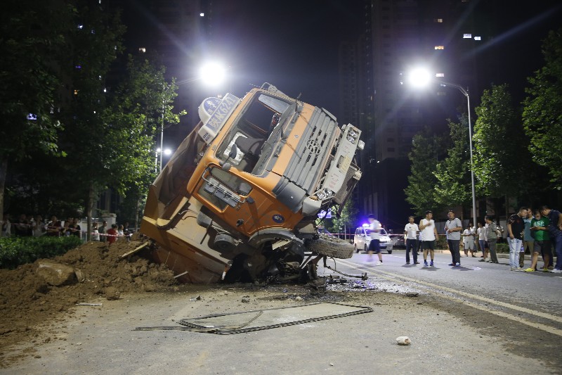 开元路塌陷渣土车“被坑” 市政连夜抢修