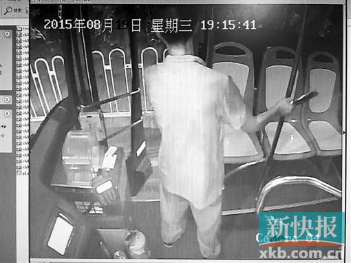 男子持刀逼停公交 司机机智用英文求救