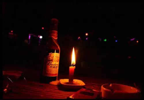 一个人喝酒真实图片