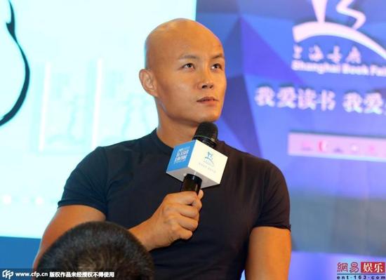 乐嘉现身肌肉手臂抢镜嘟嘴变演技派 暗讽金星没教养