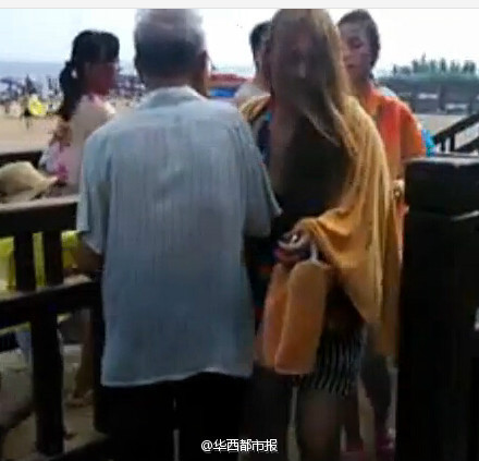 老人浴场专撞女子