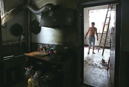 灞桥一服装加工作坊爆炸致4人受伤 疑因操作不当