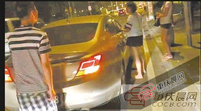 孩子被困在车内，李女士十分焦急。