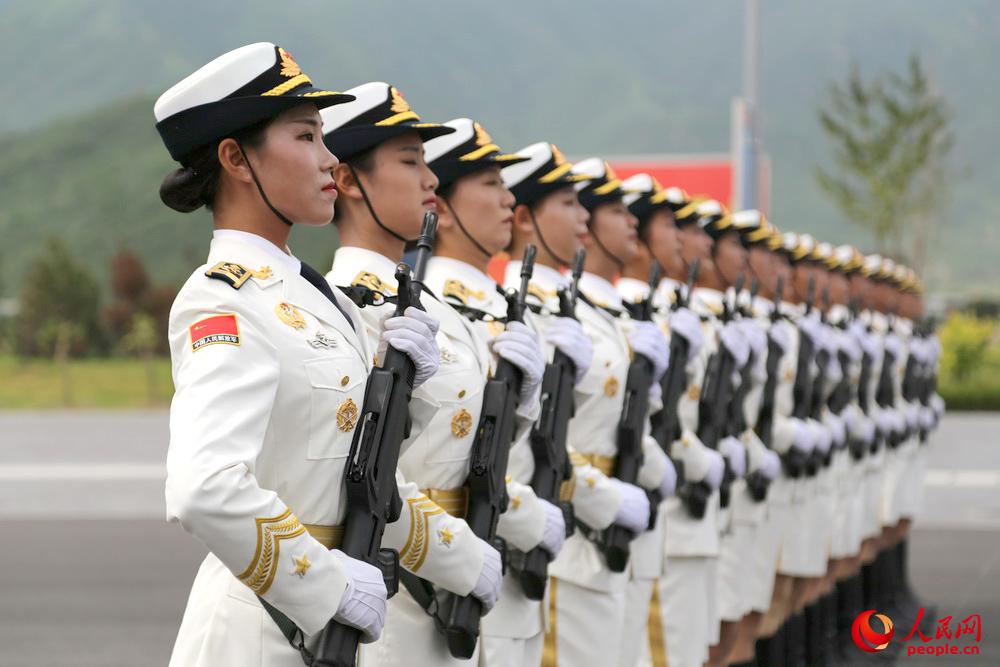 探秘阅兵训练基地 三军仪仗队女兵将首次亮相阅兵式