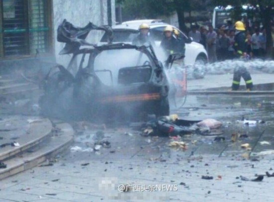 广西轿车燃烧爆炸火光四溅 司机被烧焦当场死亡