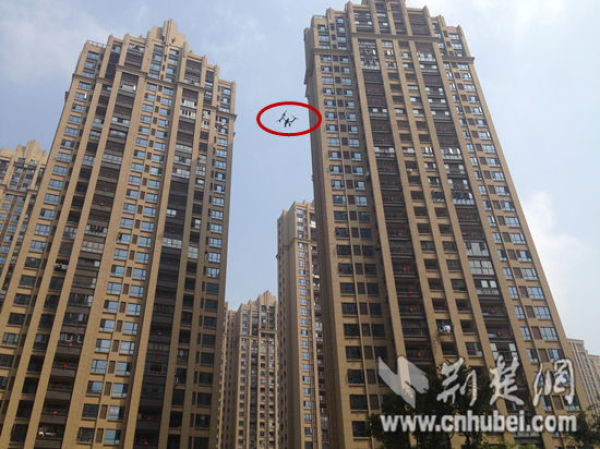 武汉城管首次启用无人机 揭高楼“刁钻”违建